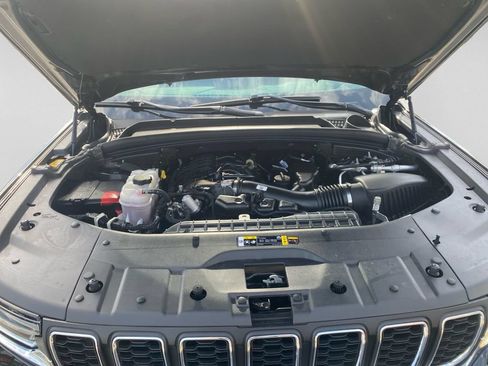 Used 2025 Jeep Grand Cherokee Laredo X w/ Luxury Tech Group I RWD image 13