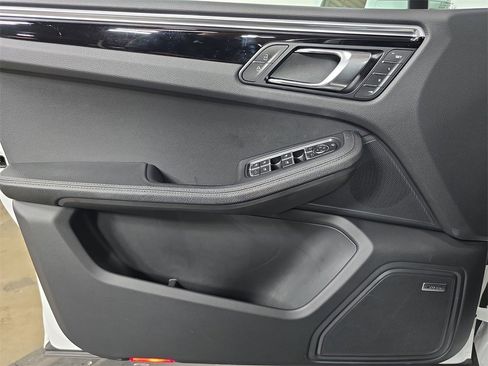 Certified 2025 Porsche Macan image 22