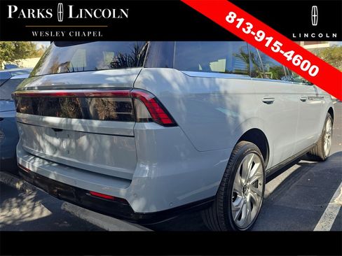 Used 2025 Lincoln Navigator Reserve image 12