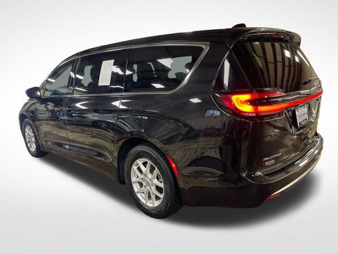 Used 2023 Chrysler Pacifica Touring-L FWD image 3