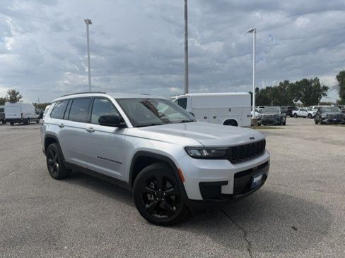 Used 2023 Jeep Grand Cherokee L Laredo AWD/4WD image 40