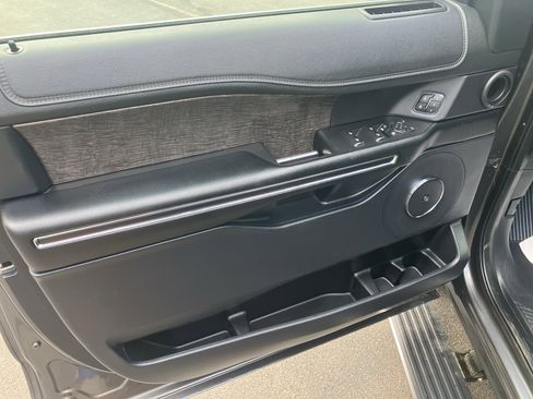 Used 2021 Ford Expedition Limited image 19