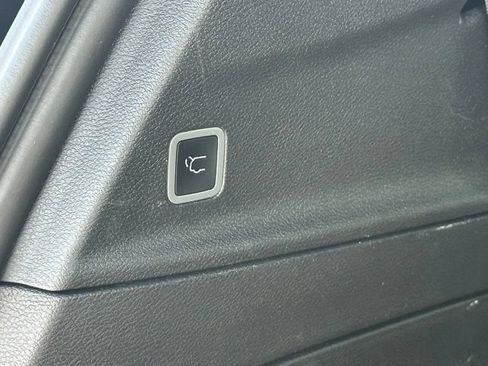 Used 2025 Chrysler Pacifica Limited FWD image 39