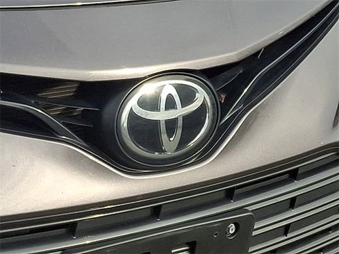 Used 2022 Toyota Camry LE image 5