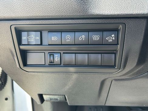 Used 2022 Toyota Tundra SR5 w/ SR5 Convenience Package AWD/4WD image 17