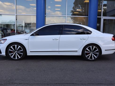 Used 2018 Volkswagen Passat 3.6 FWD image 2