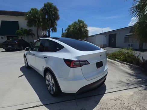 Used 2021 Tesla Model Y 2WD image 4