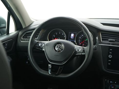 Used 2020 Volkswagen Tiguan SE image 16