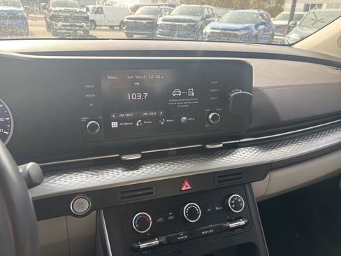 Used 2024 Kia Carnival LX image 16