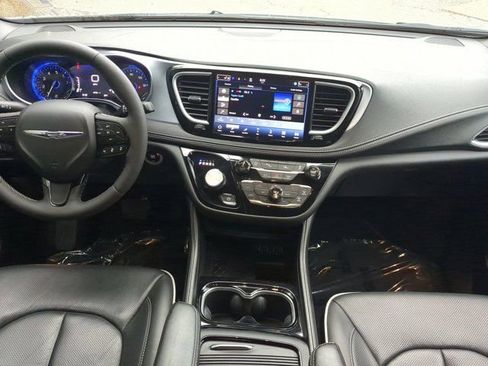 Used 2025 Chrysler Pacifica Limited image 15