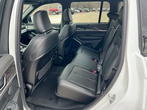 Used 2025 Jeep Grand Cherokee Limited w/ Luxury Tech Group II image 13