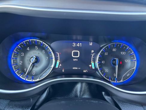 Used 2023 Chrysler Pacifica Touring-L FWD image 30