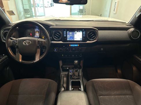 Used 2017 Toyota Tacoma TRD Off-Road AWD/4WD image 10