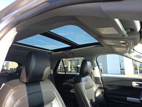 Used 2022 Ford Explorer Limited w/ Hybrid Equipment Group 310A image 10