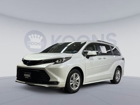 Used 2022 Toyota Sienna XLE image 1