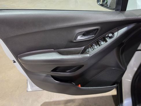 Used 2017 Chevrolet Trax LS AWD/4WD image 21