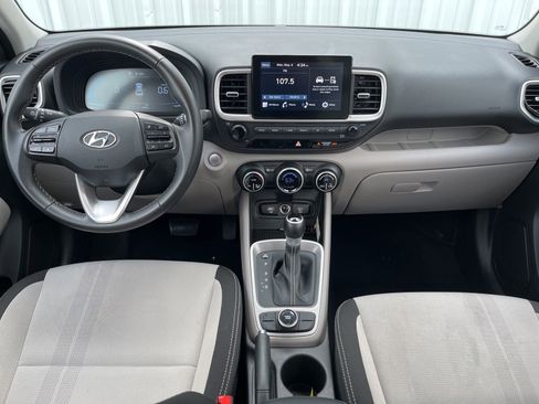 Used 2025 Hyundai Venue SEL FWD image 17
