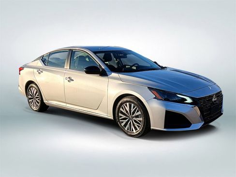 Used 2024 Nissan Altima 2.5 SV image 2