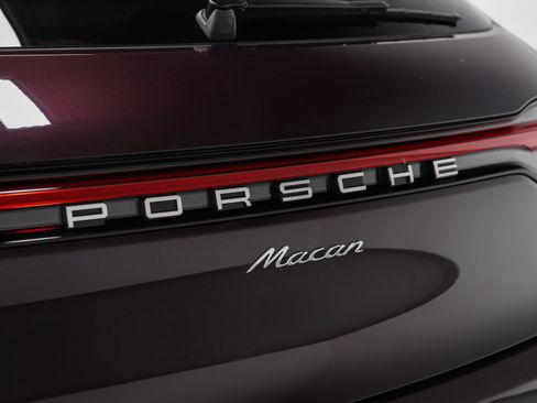 Certified 2026 Porsche Macan AWD/4WD image 18