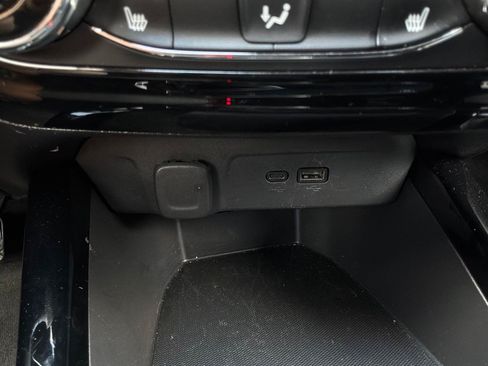 Used 2025 Chevrolet Trax LT w/ LT Convenience Package FWD image 23