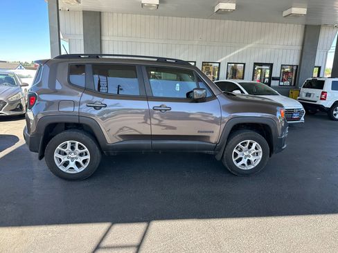 Used 2017 Jeep Renegade Latitude AWD/4WD image 5