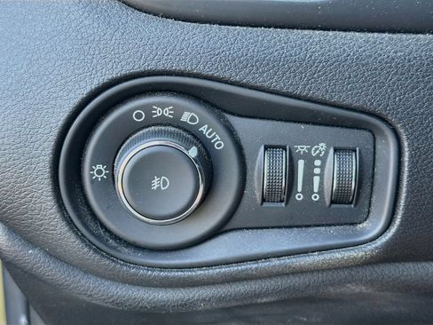 Used 2015 Jeep Renegade Latitude w/ Popular Equipment Group FWD image 22
