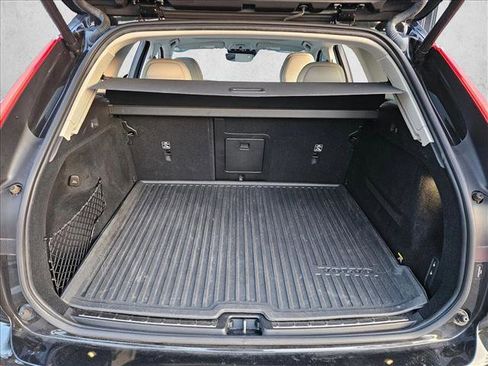 Used 2019 Volvo XC60 T5 Momentum w/ Multimedia Package FWD image 6