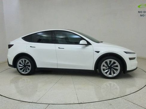 Used 2026 Tesla Model Y Long Range RWD image 61