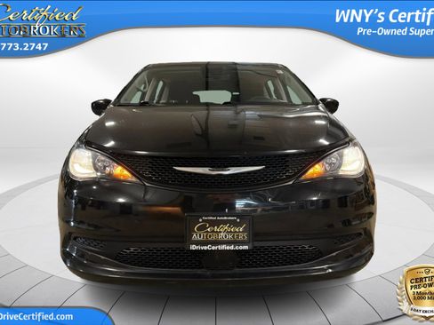 Used 2023 Chrysler Voyager LX FWD image 2