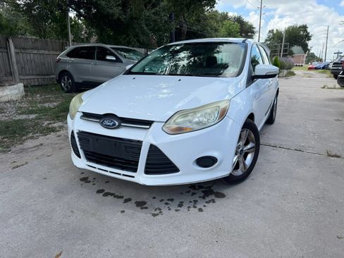 Used 2014 Ford Focus SE w/ SE Winter Package FWD image 2