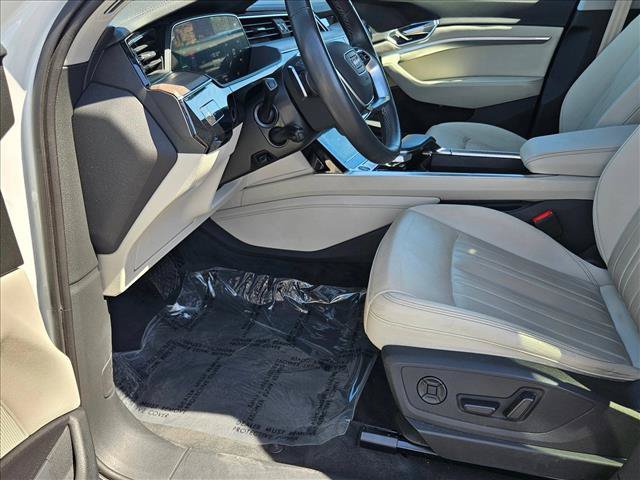 Used 2023 Audi e-tron Premium Plus w/ Premium Plus Package AWD/4WD image 16
