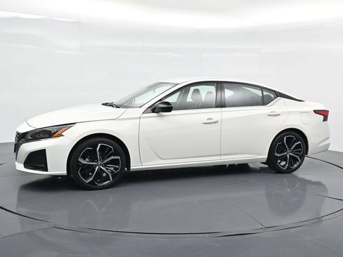 Used 2025 Nissan Altima 2.5 SR FWD image 2