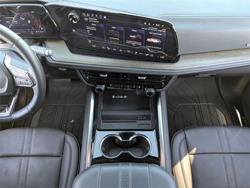 Used 2025 Chevrolet Tahoe High Country image 18