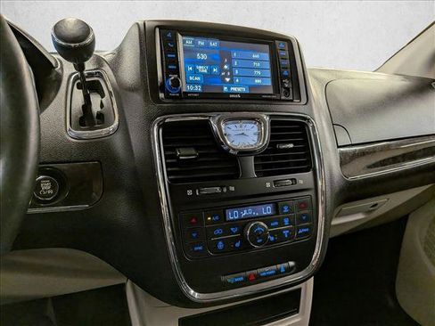 Used 2016 Chrysler Town & Country Touring w/ Driver Convenience Group FWD image 15