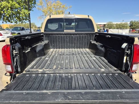Used 2020 Toyota Tacoma SR5 AWD/4WD image 8