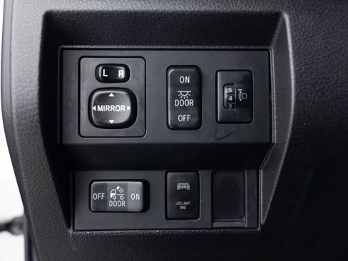 Used 2015 Toyota Tundra SR5 w/ SR5 Upgrade Package image 40