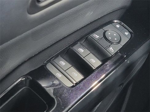 Used 2022 Nissan Pathfinder SV image 33