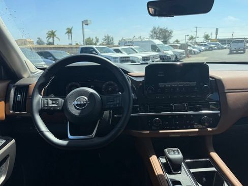Used 2025 Nissan Pathfinder Platinum w/ Black Appearance Package AWD/4WD image 7