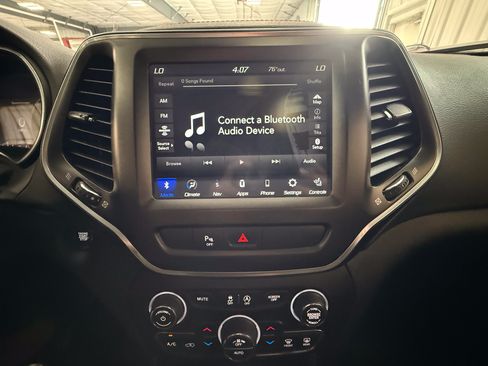 Used 2020 Jeep Cherokee Trailhawk AWD/4WD image 30