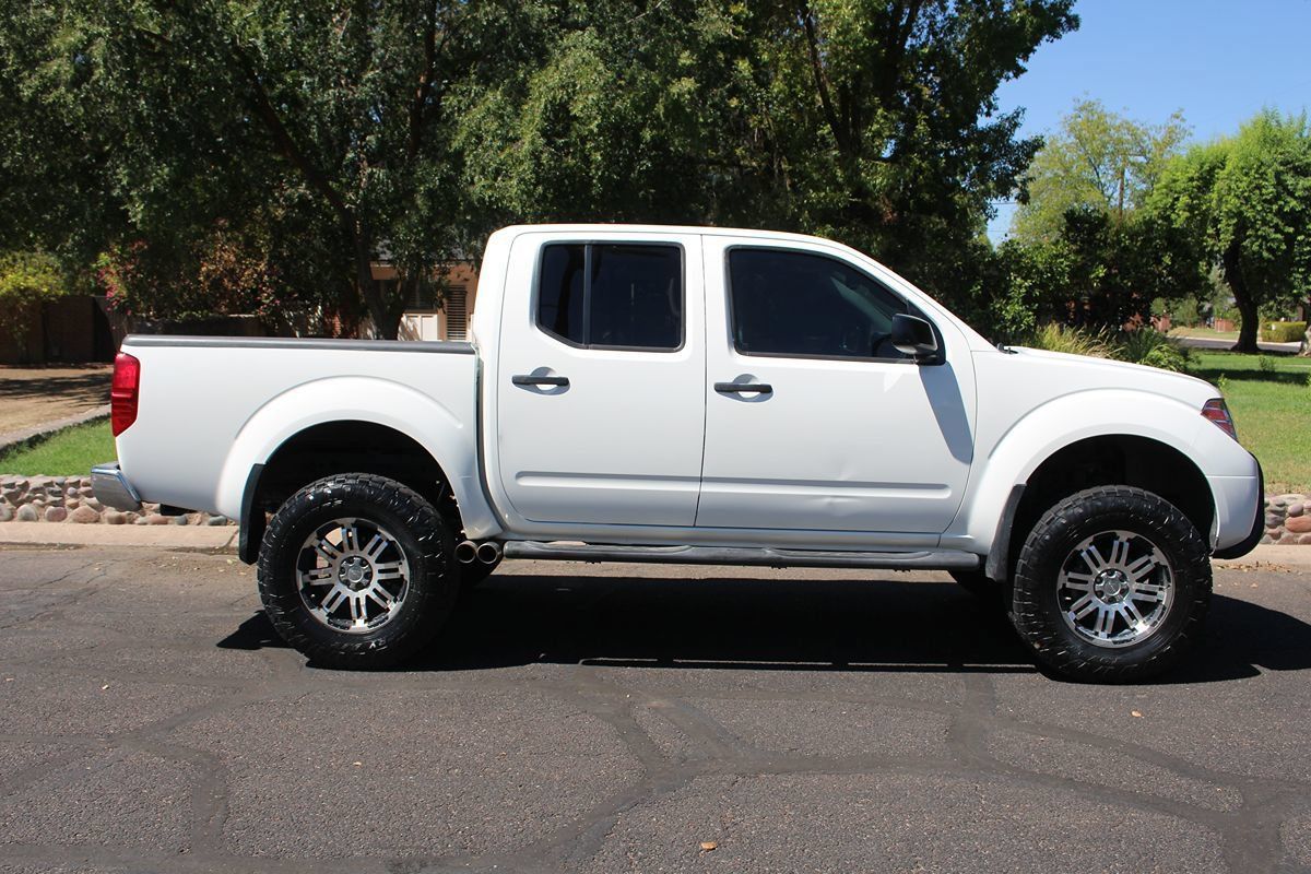 Used 2017 Nissan Frontier SV w/ Moonroof Package AWD/4WD image 3