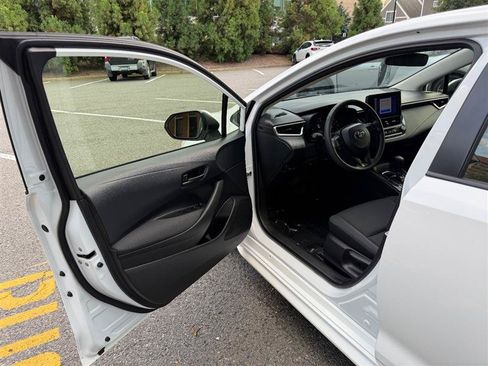 Used 2025 Toyota Corolla LE FWD image 27