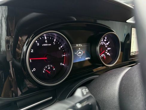 Used 2023 Kia Carnival EX image 9