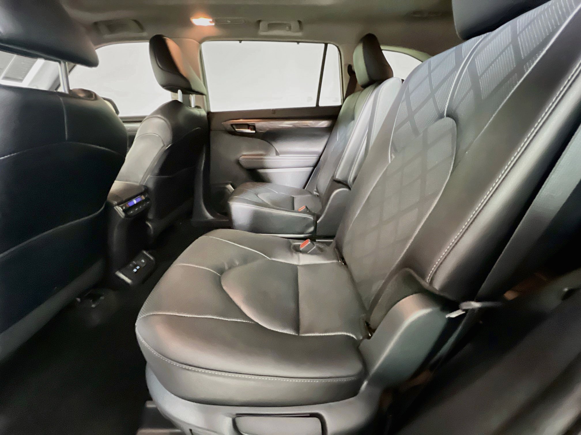 Used 2024 Toyota Highlander Platinum AWD/4WD image 29
