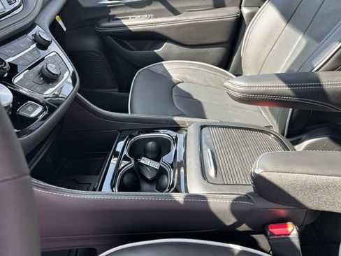 New 2026 Chrysler Pacifica Limited AWD/4WD image 33