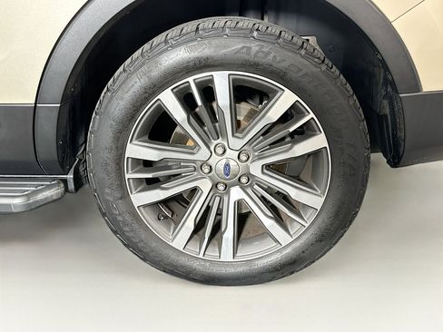 Used 2017 Ford Explorer Platinum image 11