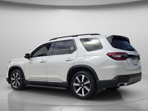 Certified 2025 Honda Pilot Touring image 8
