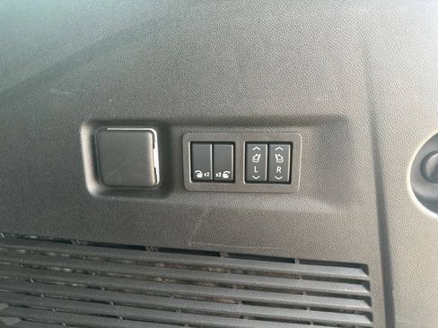 Used 2025 GMC Yukon XL AT4 Ultimate AWD/4WD image 31