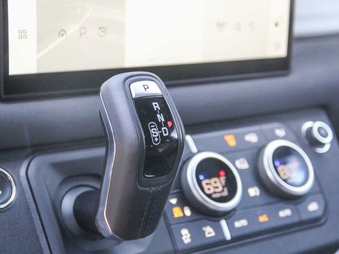 Used 2023 Land Rover Defender 130 SE image 19