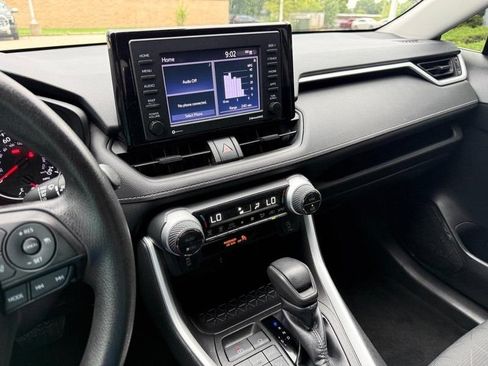 Used 2022 Toyota RAV4 XLE AWD/4WD image 25