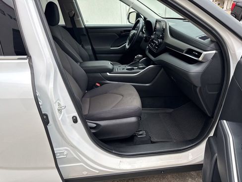 Used 2022 Toyota Highlander LE image 2